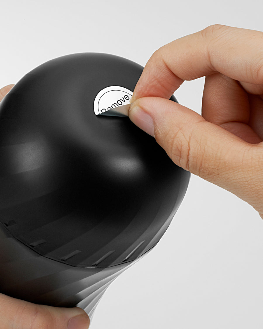 Rimuovendo il cappuccio del TENGA AIR-TECH TWIST e l'adesivo del foro l'aria